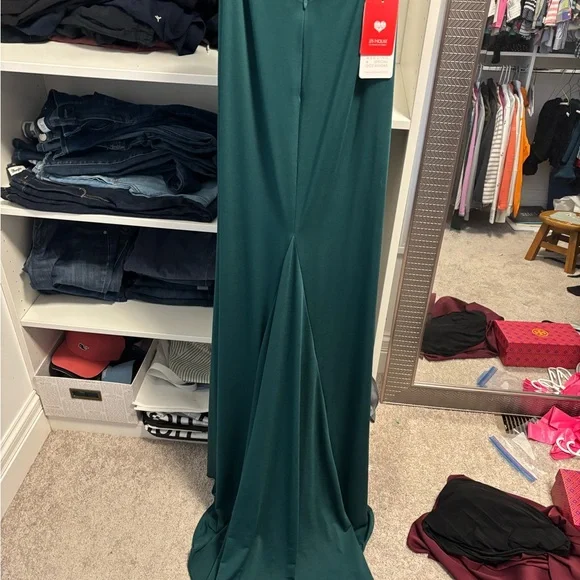 Elegant Green Backless Gown with Plunge Neckline for Cocktail - Picture 7 of 7
